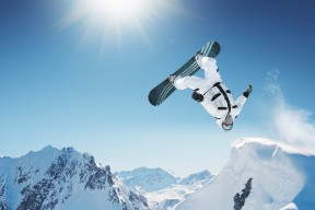 开云体育官方网站-当狼嚎撕裂麦迪逊，字母在寂静中磨亮镰刀