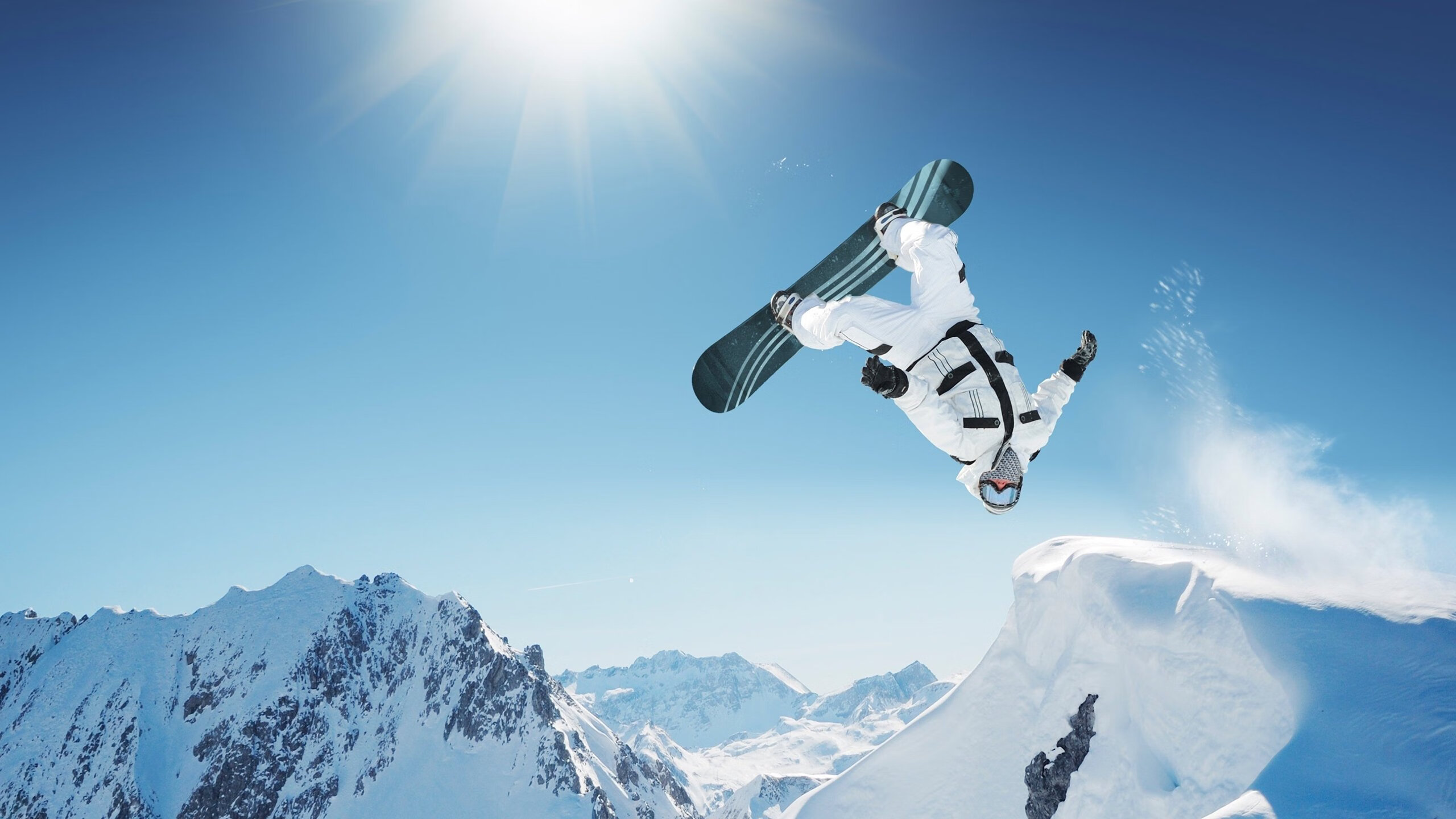 当狼嚎撕裂麦迪逊,字母在寂静中磨亮镰刀